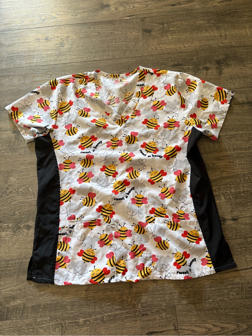 Bee-Print V-Neck scrubs Tee with Black Side Panels